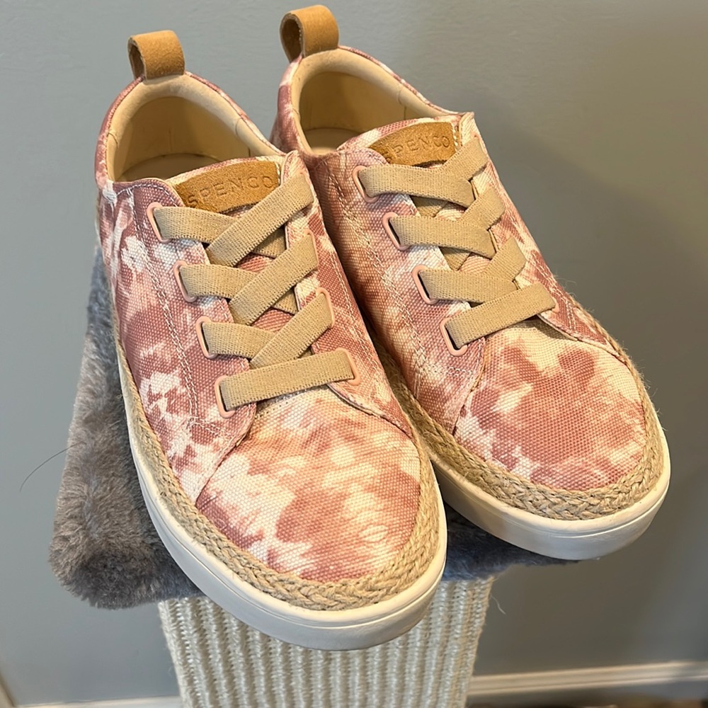 Spence slip on tennis shoes size 6